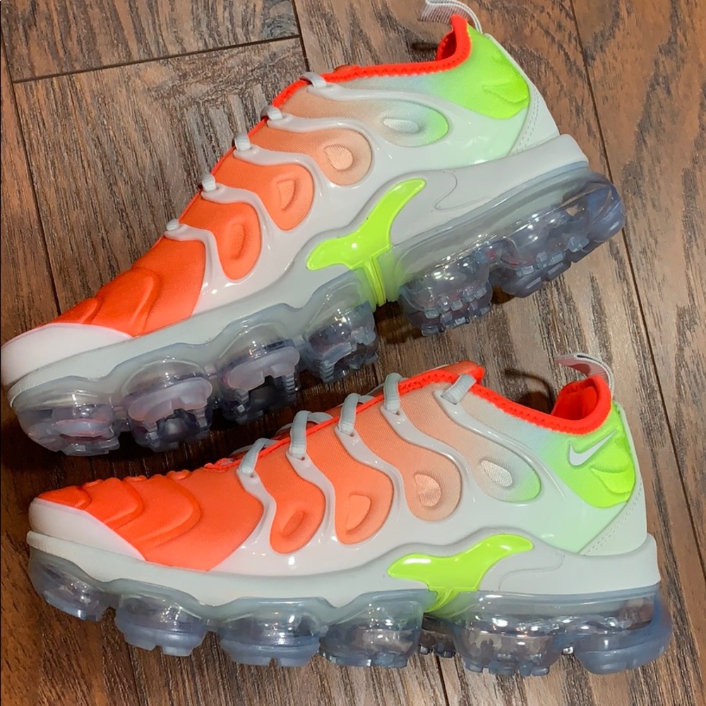 WMNS AIR VAPORMAX PLUS - Picture 2 of 16